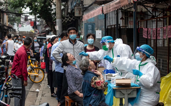 Người dân được lấy mẫu xét nghiệm COVID-19 tại Vũ Hán, Trung Quốc. Ảnh: Reuters