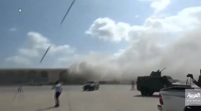 Video: Khoảnh khắc tên lửa đâm thẳng xuống sân bay Yemen khiến 26 người chết - Ảnh 3.