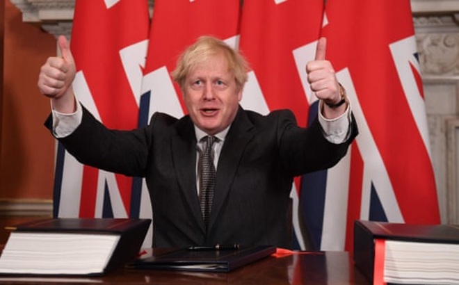 Thủ tướng Anh Boris Johnson ký thỏa thuận chính thức. Ảnh: The Guardian