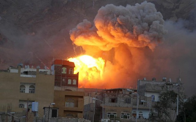 Khói lửa bốc lên ngùn ngụt sau một đòn không kích mà Arab Saudi thực hiện ở thủ đô Sanaa của Yemen (Ảnh: RT)