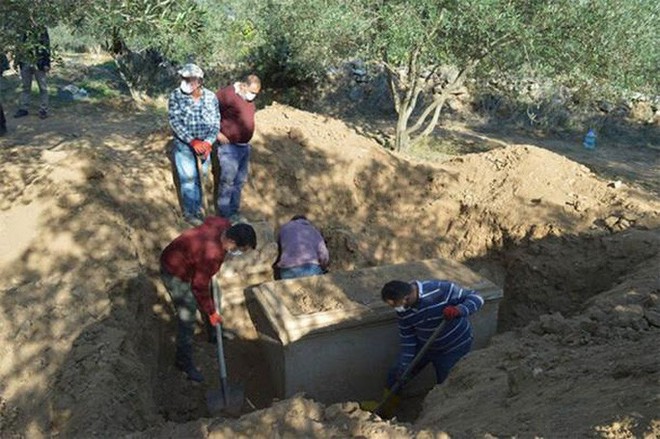 Theo dõi tội phạm, phát hiện mộ cổ 2.300 năm và kho báu gây choáng váng - Ảnh 3.