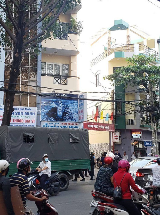 Công an bao vây khám xét nhà thuốc Sơn Minh - Sĩ Mẫn ở Biên Hòa - Ảnh 3.