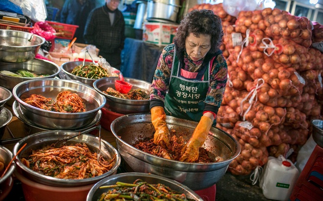 Một người bán kim chi trong một khu chợ ở Seoul.