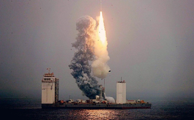 Tên lửa Trường Chinh 11 được phóng từ giàn khoan di động trên Hoàng Hải vào 6/2019. (Ảnh: Reuters)