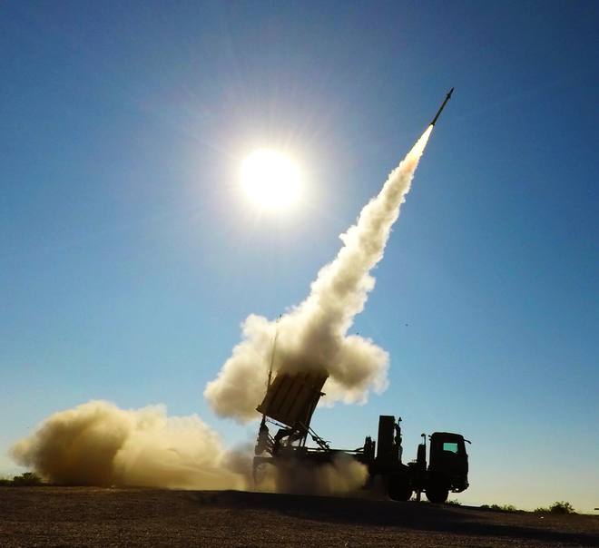 Israel báo động toàn bộ hệ thống phòng thủ tên lửa, phát cảnh báo nóng tới người dân: Sẵn sàng chiến tranh với Iran - Ảnh 1.