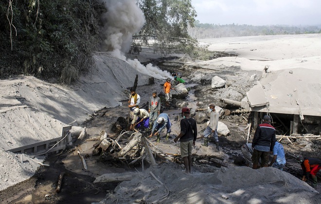Hậu quả kinh hoàng của vụ phun trào núi lửa ở Indonesia - Ảnh 10.