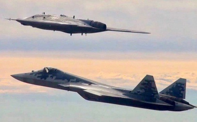 Máy bay Okhotnik cùng máy bay chiến đấu Su-57. Ảnh: Military Watch