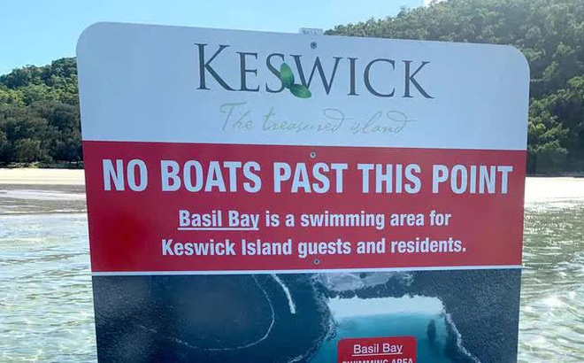 Một biển cấm tàu thuyền mà công ty China Bloom đặt trên đảo Keswick (Ảnh: News.com.au)