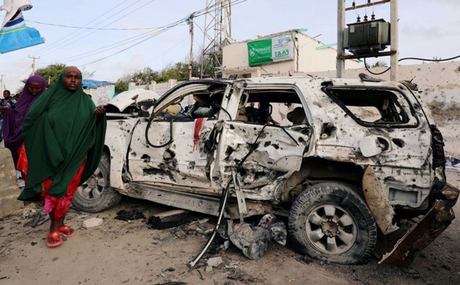 Một chiếc xe bị phá huỷ sau cuộc tấn công tại Mogadishu, Somalia hôm 17/8/2020. (Ảnh: Reuters)
