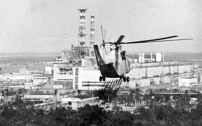 Máy bay trực thăng tiếp cận lò phản ứng Chernobyl thực hiện chiến dịch tẩy uế.