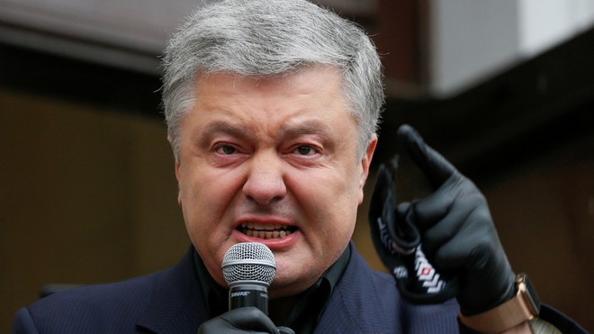 Hãy quỳ gối cầu xin TT Putin đi: Ông Poroshenko mỉa mai Tổng thống Ukraine Zelensky - Ảnh 1.