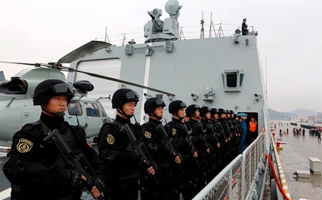 Binh sĩ trên tàu chiến Trung Quốc tại Djibouti. Ảnh: Reuters.