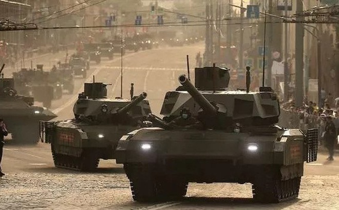 Xe tăng T-14 Armata di chuyển trên phố Barrikadnaya ở Quảng trường Đỏ. Ảnh: Express