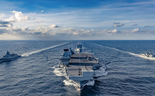 Tàu sân bay Queen Elizabeth (giữa), chiến hạm "lớn và mạnh nhất" từng được Hải quân Anh xây dựng, nặng 65.000 tấn và dài 280 m. Ảnh: Hải quân Anh