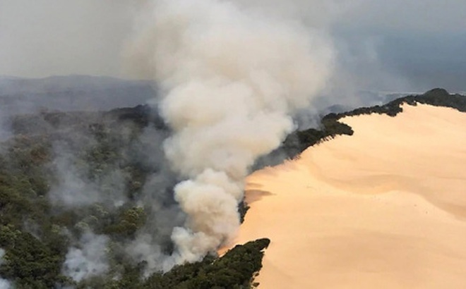 Cháy rừng đang đe dọa xóa sổ đảo du lịch được xếp hạng Di sản Thế giới Frazer của Australia. Ảnh Getty.