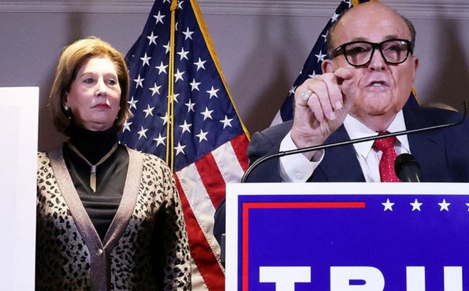 Bà Sidney Powell (trái) và ông Rudy Giuliani tại một cuộc họp báo hôm 19-11. Ảnh: Reuters