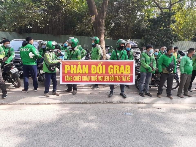 Cảnh sát giải tán hàng trăm người mặc đồng phục GrabBike diễu hành quanh hồ Hoàn Kiếm - Ảnh 4.