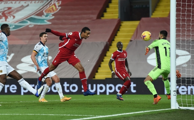 Liverpool 4-0 Wolves: The Kop mở tiệc cùng 2.000 fan ở Anfield - Ảnh 12.