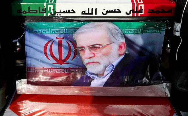 Các binh sĩ khiêng quan tài của nhà khoa học hạt nhân Iran Mohsen Fakhrizadeh trong lễ tang ở Tehran. Ảnh: Reuters
