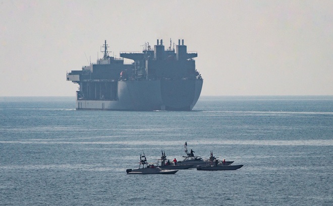 Tàu cao tốc cỡ nhỏ của Iran di chuyển gần tàu quân sự Mỹ ở Eo biển Hormuz. Ảnh: US Navy