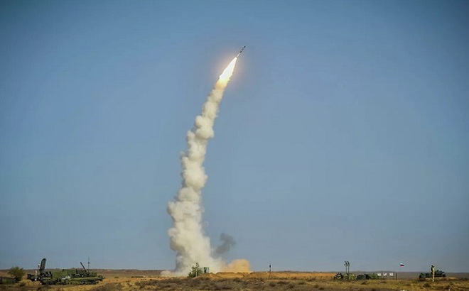 Hệ thống phòng thủ tên lửa S-400 của Nga khai hỏa. (Ảnh: RIA)