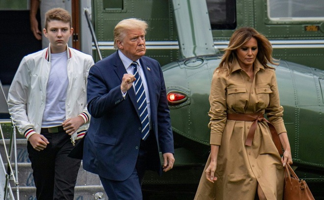 Tổng thống Donald Trump trở lại Nhà Trắng cùng Đệ nhất Phu nhân Melania Trump và con trai Barron sau ngày nghỉ cuối tuần tại Bedminster. Ảnh: AFP