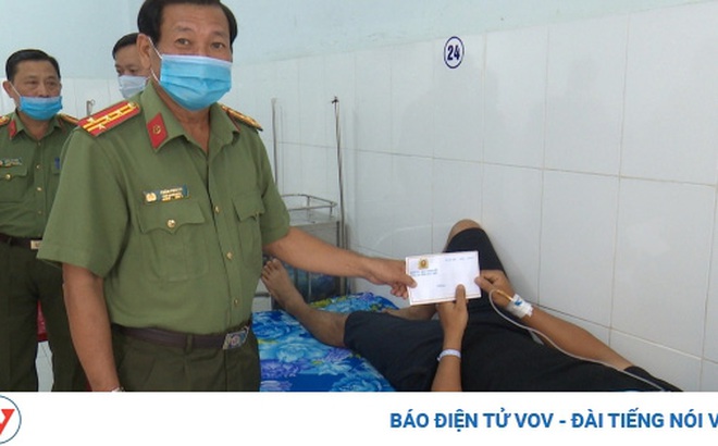 Đại tá Trần Phong- Phó Bí thư Đảng ủy, Phó Giám đốc Công an tỉnh Bạc Liêu thăm hỏi, động viên Đại úy Phan Văn Đúng, bị thương khi làm nhiệm vụ.