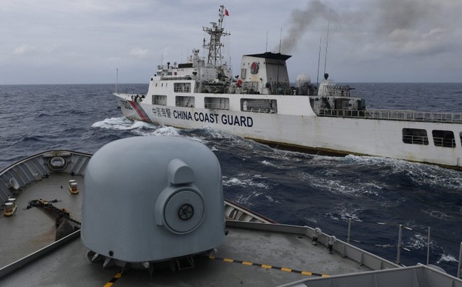 Tàu hải cảnh Trung Quốc và tàu chiến Indonesia trong một lần trạm trán ở vùng biển Natuna hồi tháng 1/2020. Ảnh: Reuters