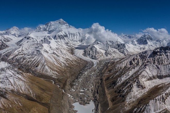 Đỉnh Everest có độ cao mới: Kỷ lục nóc nhà thế giới bị xô đổ? - Ảnh 2.