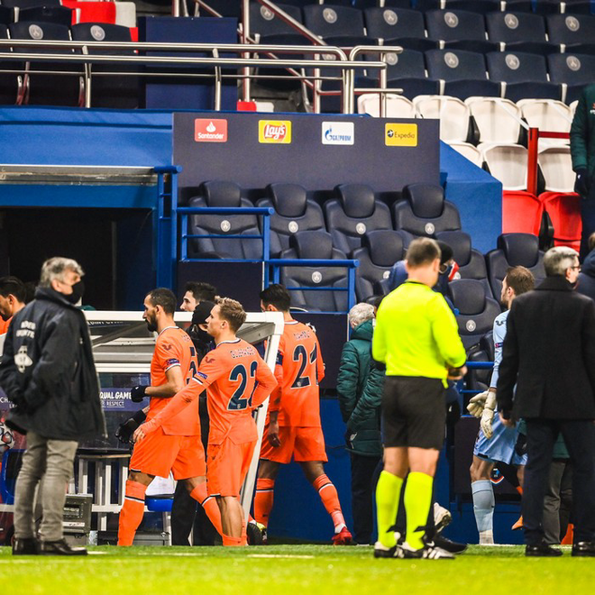 Biến căng Champions League: Cả đội Istanbul cáo buộc trợ lý trọng tài phân biệt chủng tộc, dắt nhau rời sân bỏ dở trận đấu với PSG - Ảnh 6.