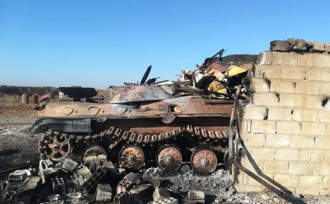 Xe bọc thép của quân đội Syria bị hủy hoại sau đòn tấn công của Thổ Nhĩ Kỳ. (Ảnh: AMN)