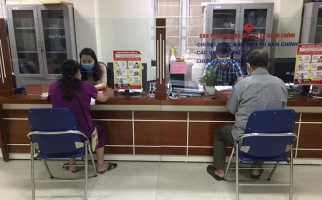 Người dân huyện Chư Prông đến nhận tiền hỗ trợ ảnh hưởng Covid-19 tại bưu điện huyện