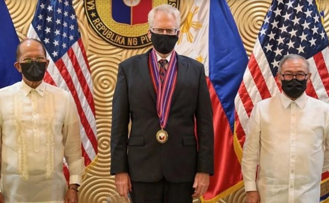 Quyền Bộ trưởng Quốc phòng Mỹ Christopher Miller (giữa), Bộ trưởng Quốc phòng Philippines Delfin Lorenzana (trái) và Ngoại trưởng Philippines Teodoro Locsin Jnr. (Ảnh: SCMP)