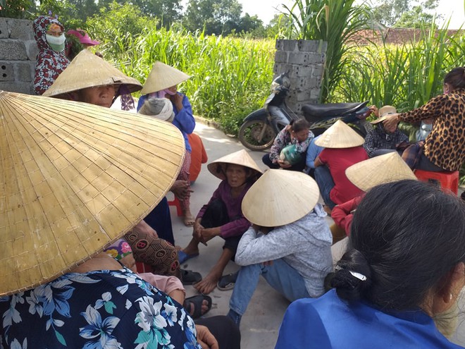 Vụ bé trai tử vong trong rừng: Thằng bé mới 5 tuổi thôi, có tội tình gì đâu sao chúng nó tàn nhẫn thế! - Ảnh 1.