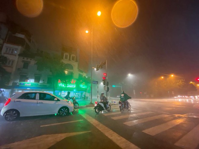 Hà Nội đón ‘mưa vàng’ giải nhiệt sau những ngày oi nóng kỷ lục - Ảnh 20.