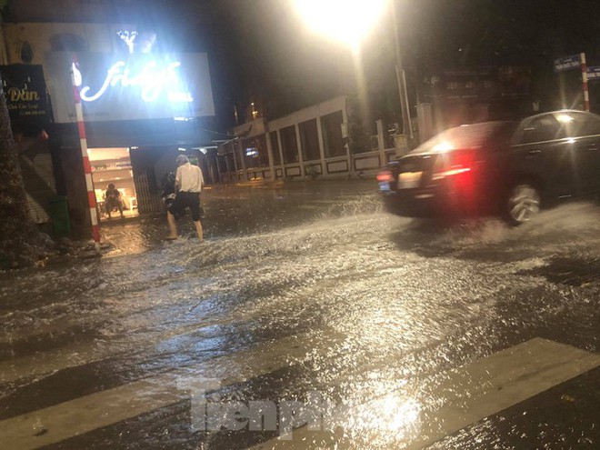 Hà Nội đón ‘mưa vàng’ giải nhiệt sau những ngày oi nóng kỷ lục - Ảnh 22.