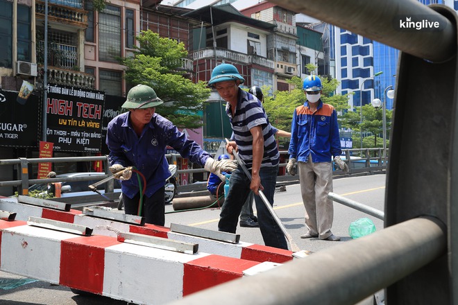 Xe tải đâm sập thanh hạn chế chiều cao cầu vượt Thái Hà - Ảnh 4.