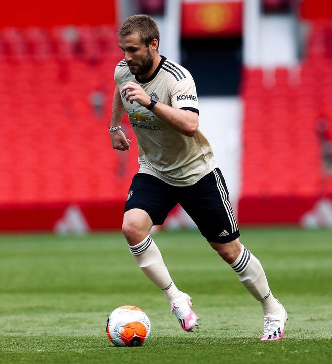 Luke Shaw khoe lập cú đúp trong trận hòa 4-4 của MU ở Old Trafford - Ảnh 2.