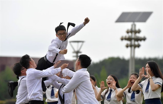 24h qua ảnh: Nhân viên y tế kiểm tra thi thể bệnh nhân Covid-19 tử vong tại nhà - Ảnh 3.