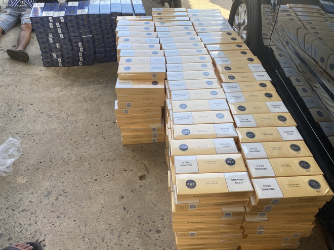 CSGT TP HCM truy đuổi như phim, bắt gọn ô tô 4 chỗ chở gần 6.000 gói thuốc lá lậu cùng ma túy  - Ảnh 1.