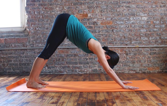 Những động tác yoga đơn giản giúp chị em có đôi chân thon thả - Ảnh 5.