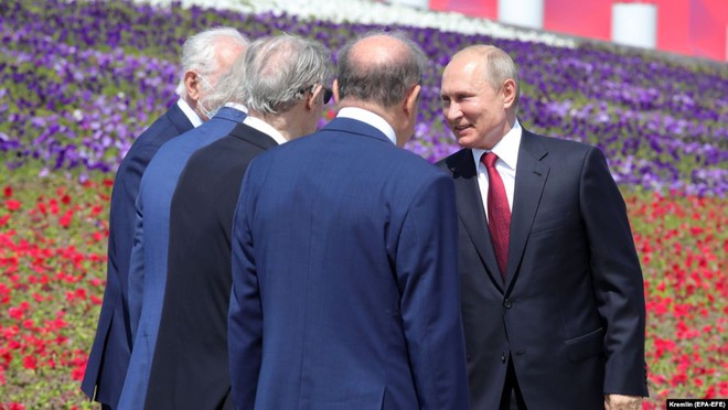 [ẢNH, VIDEO] TT Putin lần đầu tái xuất trước công chúng sau hơn 2 tháng tránh dịch COVID-19 - Ảnh 8.