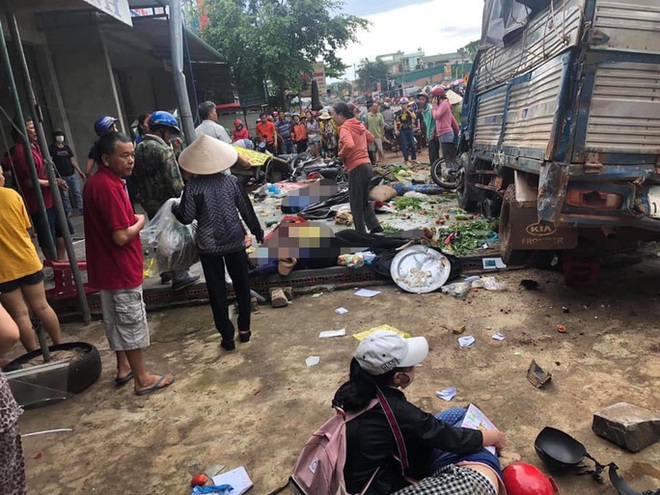 Vụ xe tải đâm vào chợ ở Đắk Nông khiến 5 người chết: Một buổi sáng quá kinh hoàng - Ảnh 3.