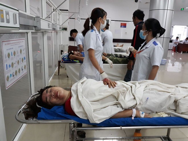 Tai nạn kinh hoàng ở Đắk Nông: Người bán bánh mì bị cuốn hẳn vào gầm xe, may mắn sống sót  - Ảnh 1.