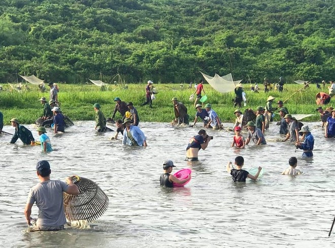 Sau tiếng hú lớn, cả làng ào xuống đầm Vực đánh cá - Ảnh 15.