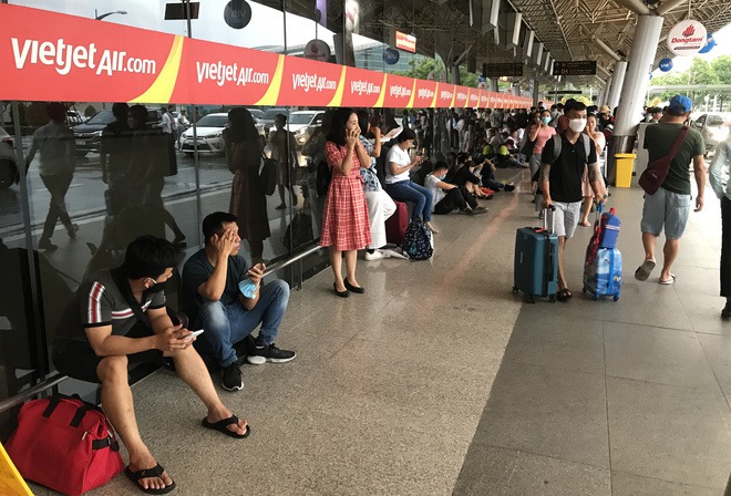 Khách nằm, ngồi la liệt ở Tân Sơn Nhất sau vụ máy bay Vietjet hạ cánh trượt đường băng - Ảnh 18.