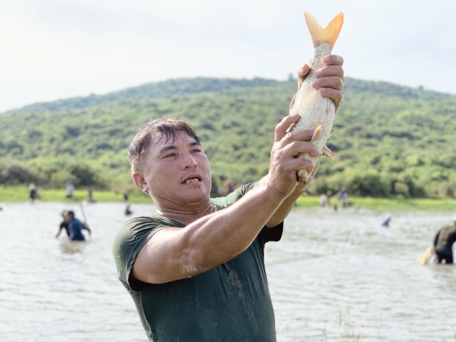 Sau tiếng hú lớn, cả làng ào xuống đầm Vực đánh cá - Ảnh 24.