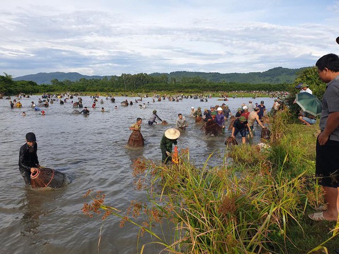  Người dân nô nức lao xuống nước đánh bắt cá trong lễ hội độc đáo có từ 300 năm  - Ảnh 3.