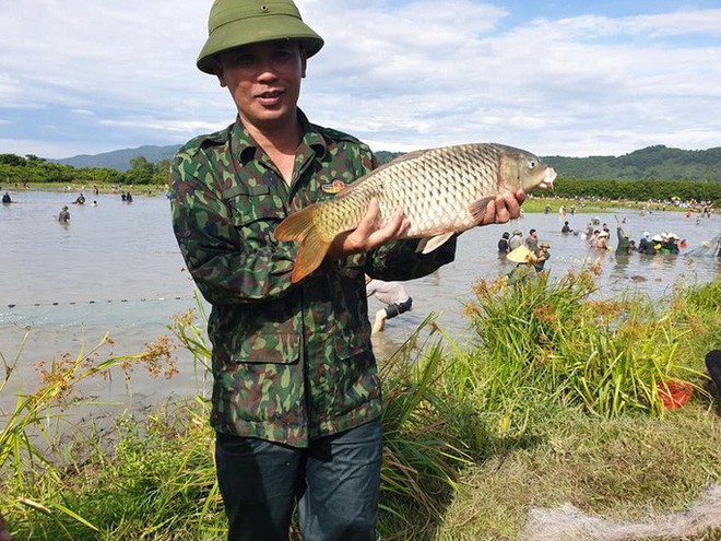  Người dân nô nức lao xuống nước đánh bắt cá trong lễ hội độc đáo có từ 300 năm  - Ảnh 4.