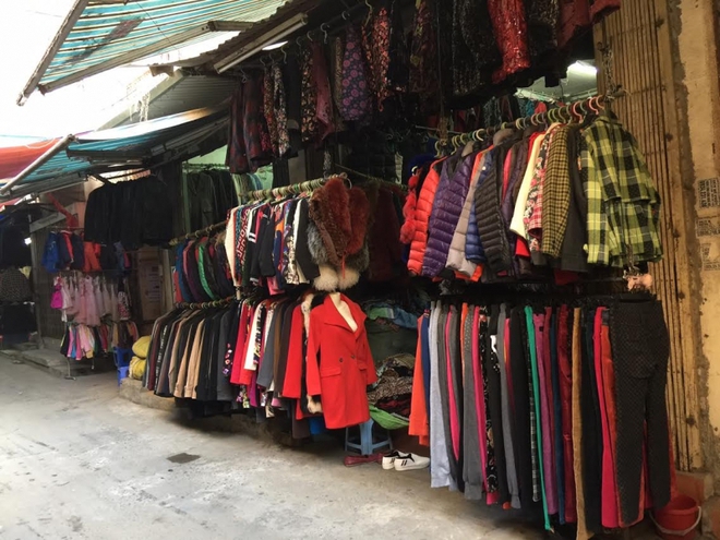 Bật mí 8 khu chợ nổi như cồn từ Hà Nội tới Sài Gòn cho chị em săn hàng thùng vì đồ cực chất lại rẻ chỉ từ 5K - Ảnh 1.